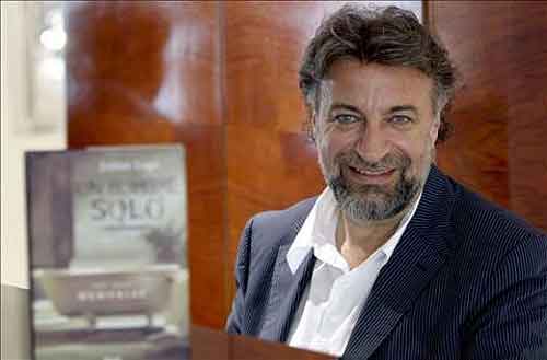 Juli&aacute;n Lago espera el avi&oacute;n que le lleve a Espa&ntilde;a y al "milagro"
