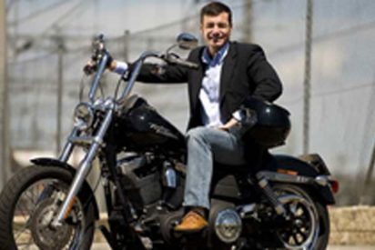 Tom&aacute;s G&oacute;mez denuncia que "Aguirre y Gallard&oacute;n son los campeones del derroche" desde su Harley-Davidson