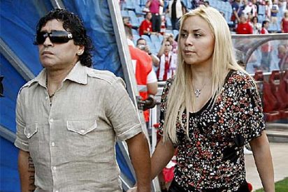 Maradona y su novia pierden el hijo que esperaban tras una ca&iacute;da