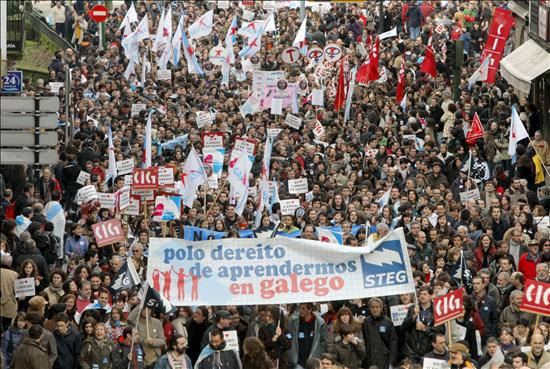 Queman una bandera de Espa&ntilde;a en una marcha apoyada por el PSOE