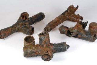 Piezas oxidadas del avi&oacute;n bloqueado en el hielo de la Ant&aacute;rtida desde 1911.