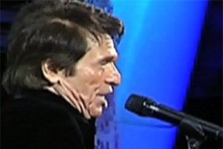 A Raphael se le cae un diente en pleno concierto y Twitter enloquece
