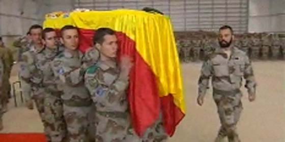Las tropas en Afganistán despiden con emoción al soldado muerto