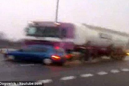 Impresionante v&iacute;deo de un cami&oacute;n que arrastra un coche durante varios kil&oacute;metros
