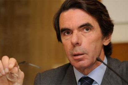 Aznar acusa a la izquierda de "adicta al gasto, al d&eacute;ficit y a los impuestos"