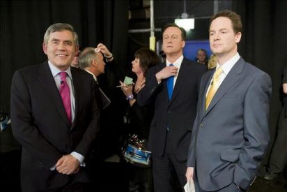 Los l&iacute;deres de los principales partidos brit&aacute;nicos se enfrentan al primer debate televisado de la historia