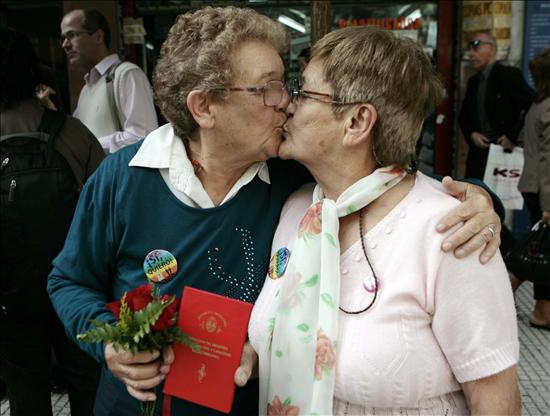 Una jueza anula la primera boda entre mujeres en Argentina