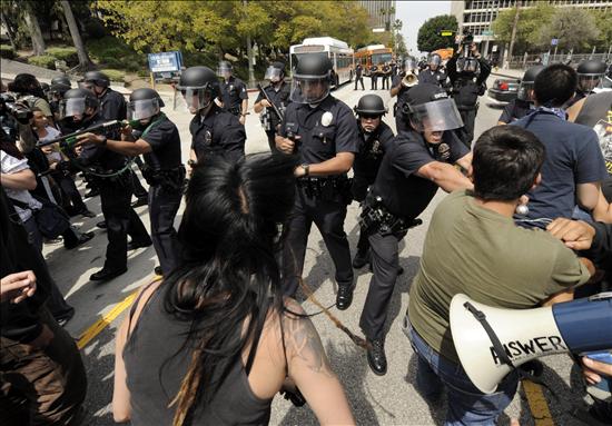 Activistas pro-inmigrantes se enfrentan a una protesta de supremacistas en EE.UU.