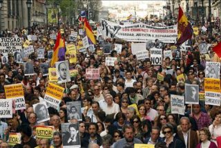 Miles de personas salen a la calle en toda Espa&ntilde;a en apoyo del juez Garz&oacute;n