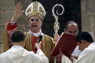 Bertone pide a los católicos que mantengan su fe en momentos difíciles