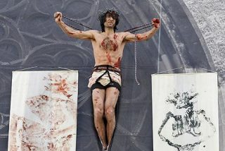 'Crucificado' en la Catedral de Viena contra los abusos de ni&ntilde;os