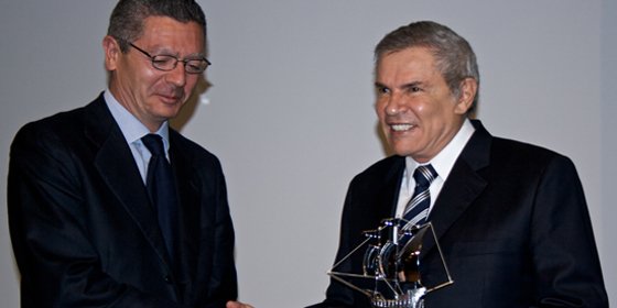 Gallard&oacute;n entrega el premio Carabela de Plata al alcalde de Lima por el Circuito M&aacute;gico del Agua