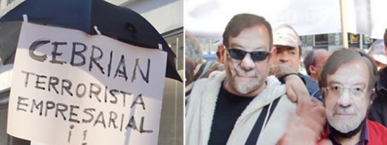 Varios centenares de trabajadores de El Pa&iacute;s, la SER, Cuatro y Santillana bloquean las aceras de la Gran V&iacute;a al grito de "!Cebri&aacute;n, terrorista empresarial, d&eacute;janos subir!"