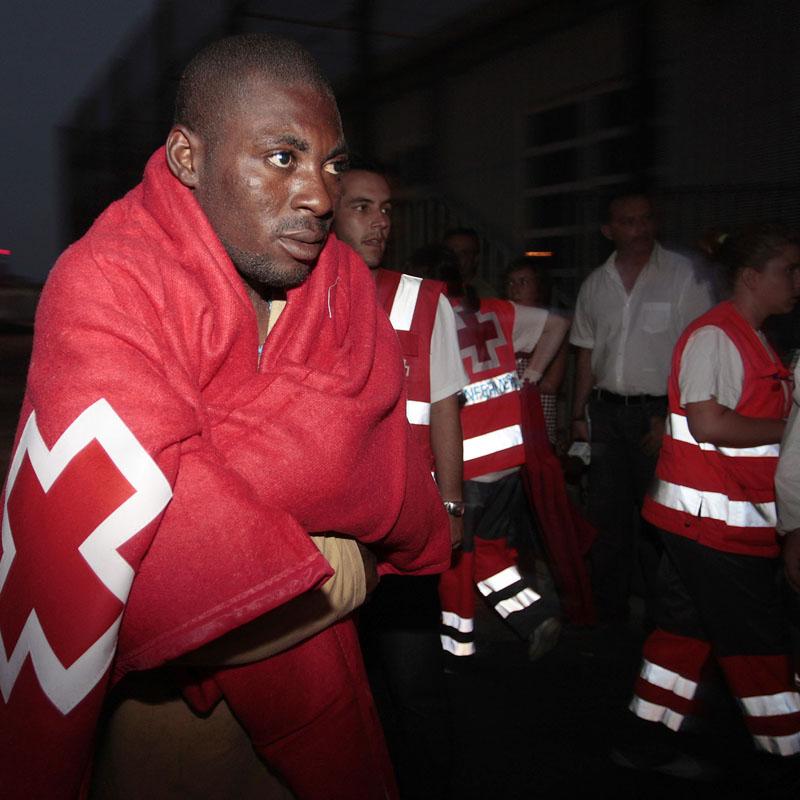 Rescatan a unos 50 inmigrantes de una patera a la deriva