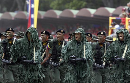 Opositores y afines a Chávez le piden alza salarial del 40 por ciento dada a los militares