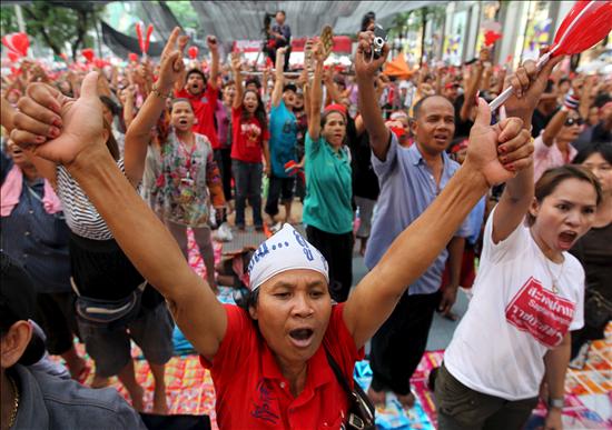 Los "camisas rojas" esperan una señal de sus líderes para despejar el centro de Bangkok