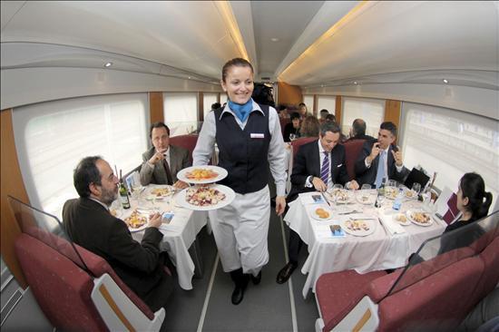 El transporte a&eacute;reo interior sube el 5,4 por ciento en marzo y el del tren baja el 3,2 por ciento