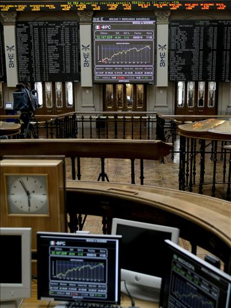 La Bolsa española pierde más del 4% a media sesión por la caída de los bancos