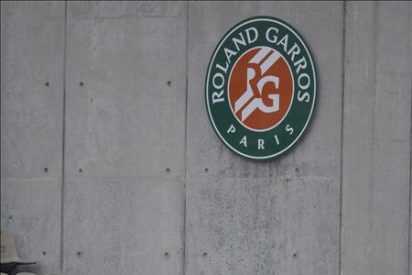 La lluvia destroza la jornada de Roland Garros y s&oacute;lo acabaron 17 individuales