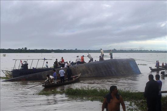 Suben a 21 los muertos en el naufragio del Amazonas y buscan más cadáveres