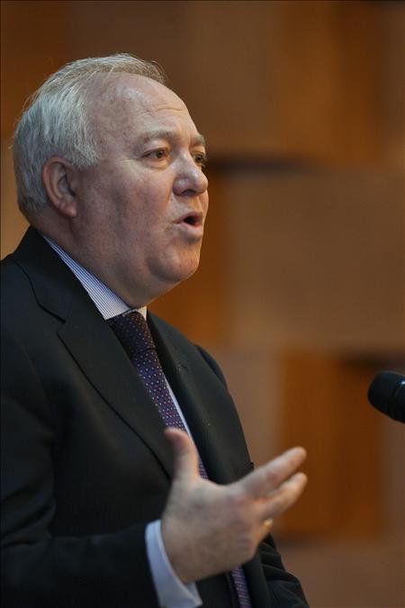 Moratinos rechaza el "falso debate" sobre el burka y pide sentido común