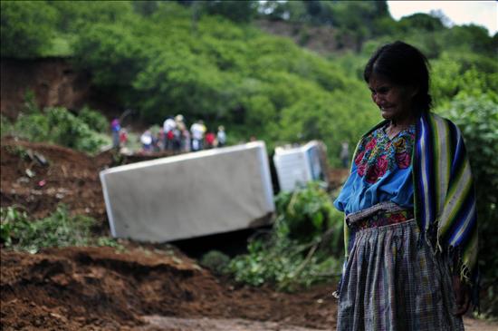 Indígenas kakchiqueles de Guatemala lloran a sus muertos y claman por ayuda