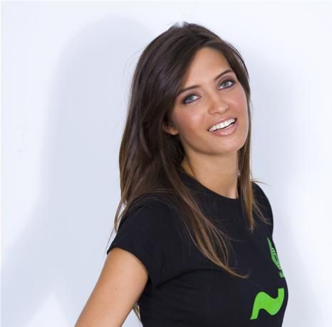 Sara Carbonero, asediada por los fotógrafos antes del partido