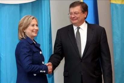 Clinton dice que las puertas de la OTAN siguen abiertas para Ucrania