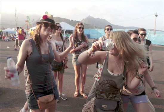 El FIB da la bienvenida a miles de j&oacute;venes con rock brit&aacute;nico y el talento de Gainsbourg