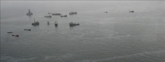 Tras cuatro d&iacute;as sin que fluya crudo, BP espera mantener sellado el pozo del Golfo