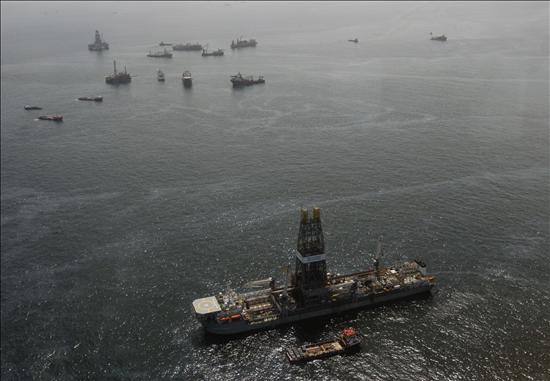 Tras cuatro d&iacute;as sin que fluya crudo, BP espera mantener sellado el pozo del Golfo