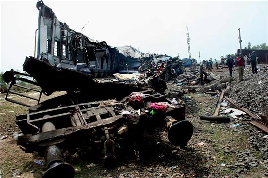 Al menos 32 muertos por choque de dos trenes en el oeste de la India