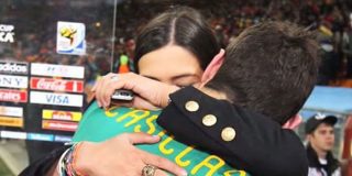 El abrazo de Casillas y Carbonero justo despu&eacute;s de la final