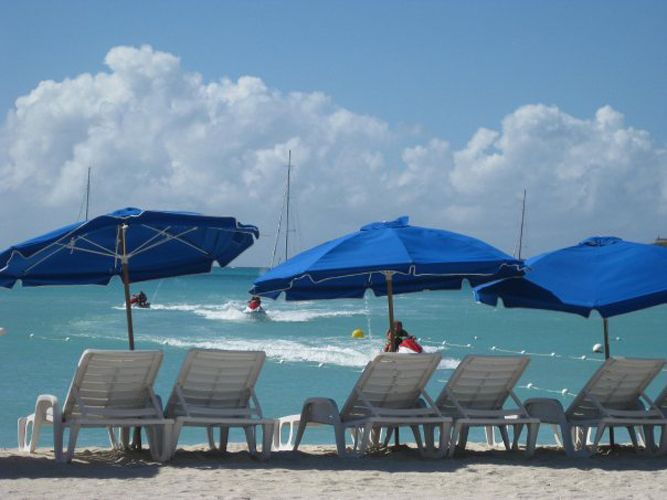 Las sombrillas de playa solo filtran el 34% de la radiaci&oacute;n solar
