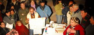 El sacerdote a favor del matrimonio gay celebr&oacute; misa en la puerta de su parroquia