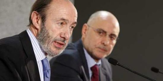Las V&iacute;ctimas del Terrorismo acusan a Rubalcaba de mentir sobre sus apa&ntilde;os con ETA
