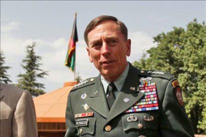 El general David Petraeus publica su primer manual de "contrainsurgencia" en Afganist&aacute;n