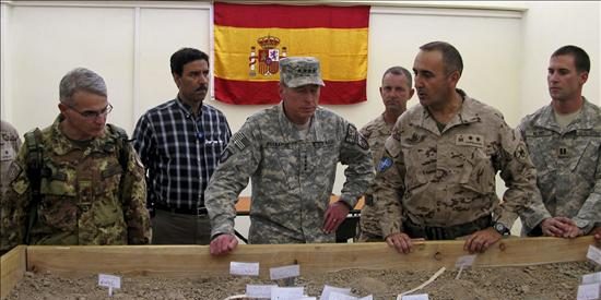 El general David Petraeus publica su primer manual de "contrainsurgencia" en Afganist&aacute;n