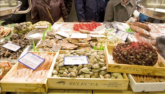 Los consumidores muestran más su optimismo con la economía que con su situación