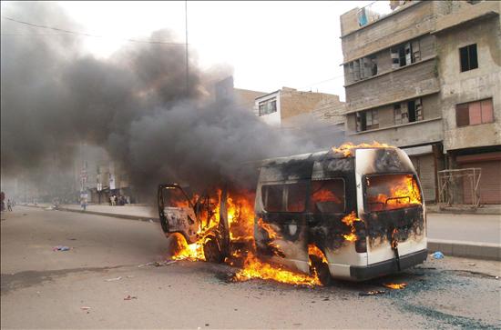 Al menos 35 muertos en una ola de violencia en Karachi tras el asesinato de un diputado