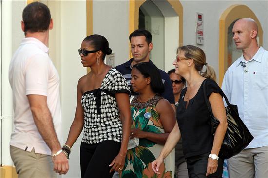 Michelle Obama cierra su visita a Granada con un "inolvidable" recorrido por la Alhambra