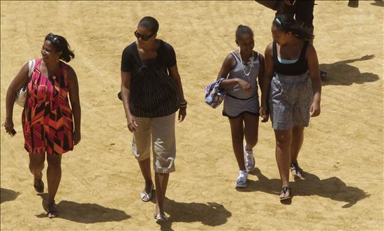 Michelle Obama pisa el albero de la bicentenaria plaza de toros de Ronda