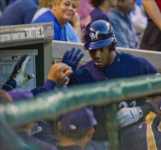 5-2. Weeks y Kottaras hacen sonar los maderos contra los Astros