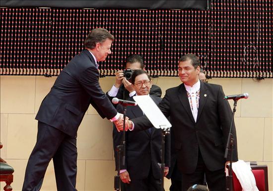 Santos ofrece diálogo a las FARC y reconstruir los lazos con Venezuela y Ecuador