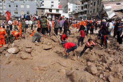 Ascienden a 137 fallecidos y 1.348 desaparecidos por un desprendimiento de tierra en China