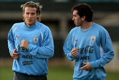 Forlán y Godín inician la pretemporada con la Supercopa de Europa en la mente