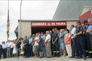 Compañeros y autoridades arropan a la familia de Alejando Ribas en un minuto de silencio
