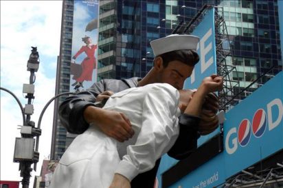Nueva York erige una estatua del beso en el Times Square tras la II Guerra Mundial
