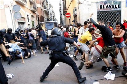 El frustrado homenaje a Laura Riera acaba con una carga policial y un detenido
