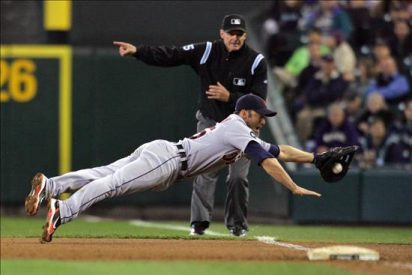10-4. Raburn dirige el ataque con dos jonrones para los Tigres
